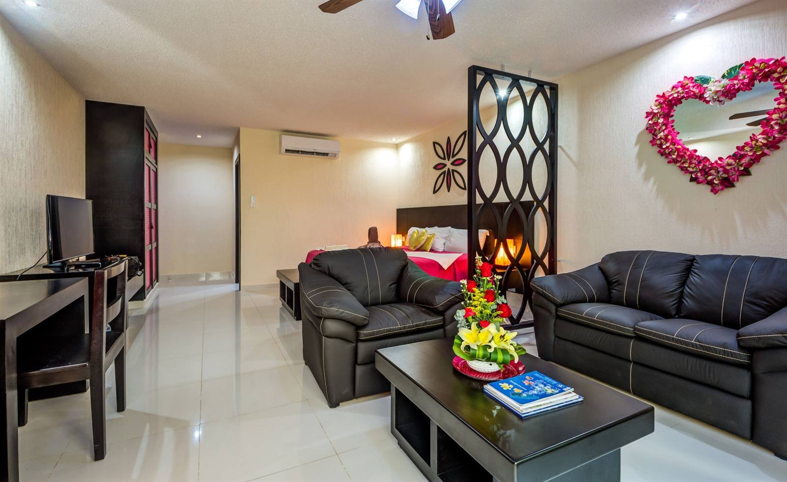 Suites Corazón: suite living room with sofa and a heart-shaped floral piece