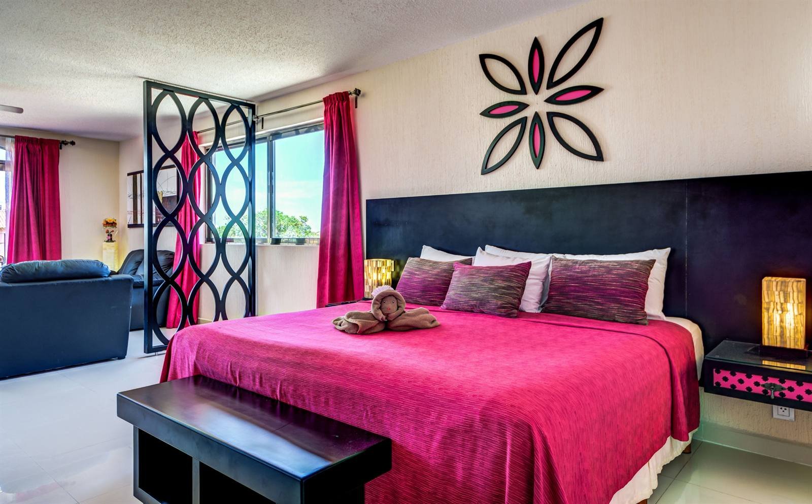 Suites Corazón: King suite bedroom