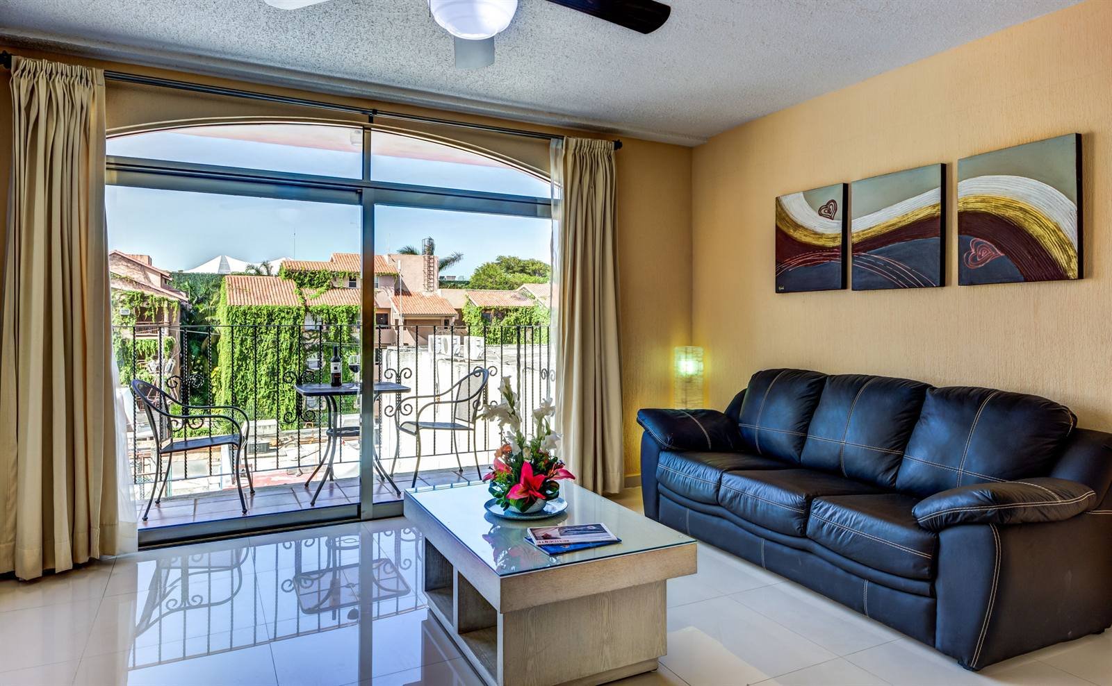 Suites Corazón: sitting area opening onto a furnished balcony