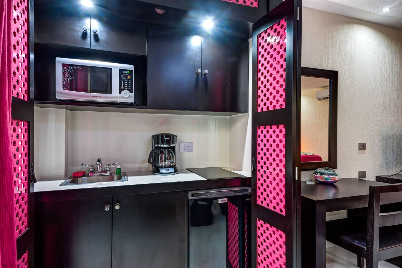 Suites Corazón: kitchenette with microwave, coffee maker and fridge